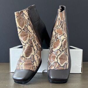 NEW Peerage Brown Ankle Boots with Snakeskin Detail Size 9W